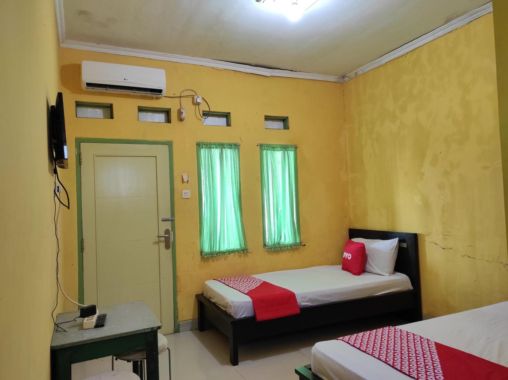 Oyo 90333 Wisma Tenang Jaya Syariah Majalengka Esterno foto
