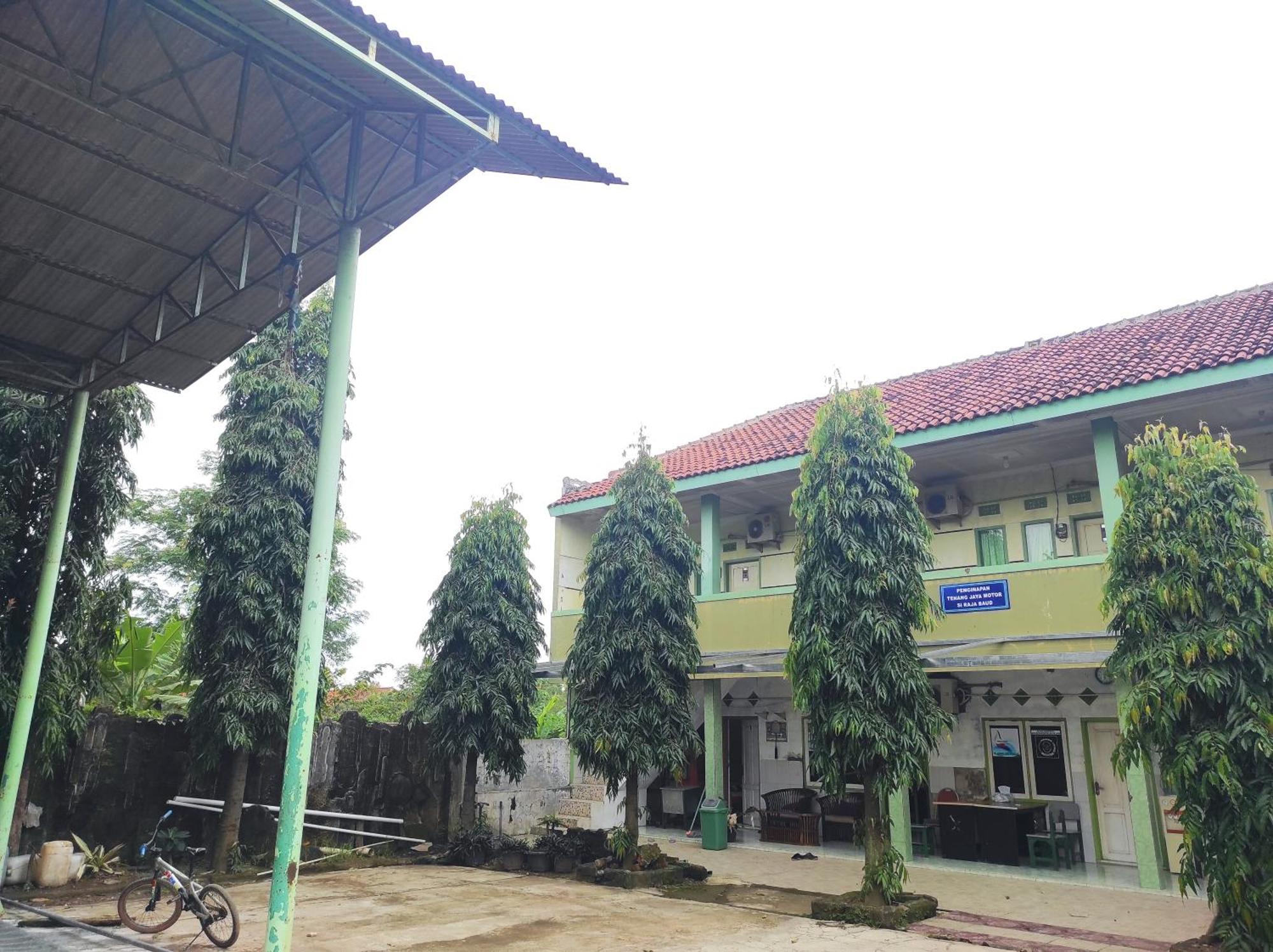 Oyo 90333 Wisma Tenang Jaya Syariah Majalengka Esterno foto