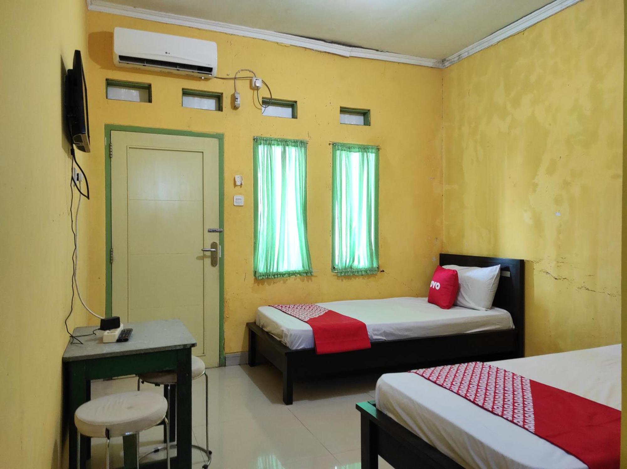 Oyo 90333 Wisma Tenang Jaya Syariah Majalengka Esterno foto