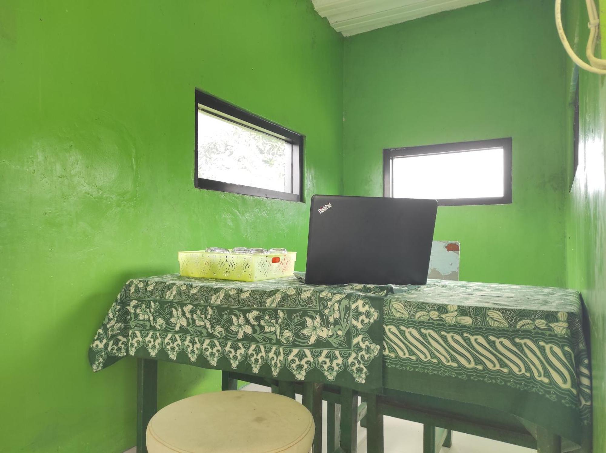 Oyo 90333 Wisma Tenang Jaya Syariah Majalengka Esterno foto