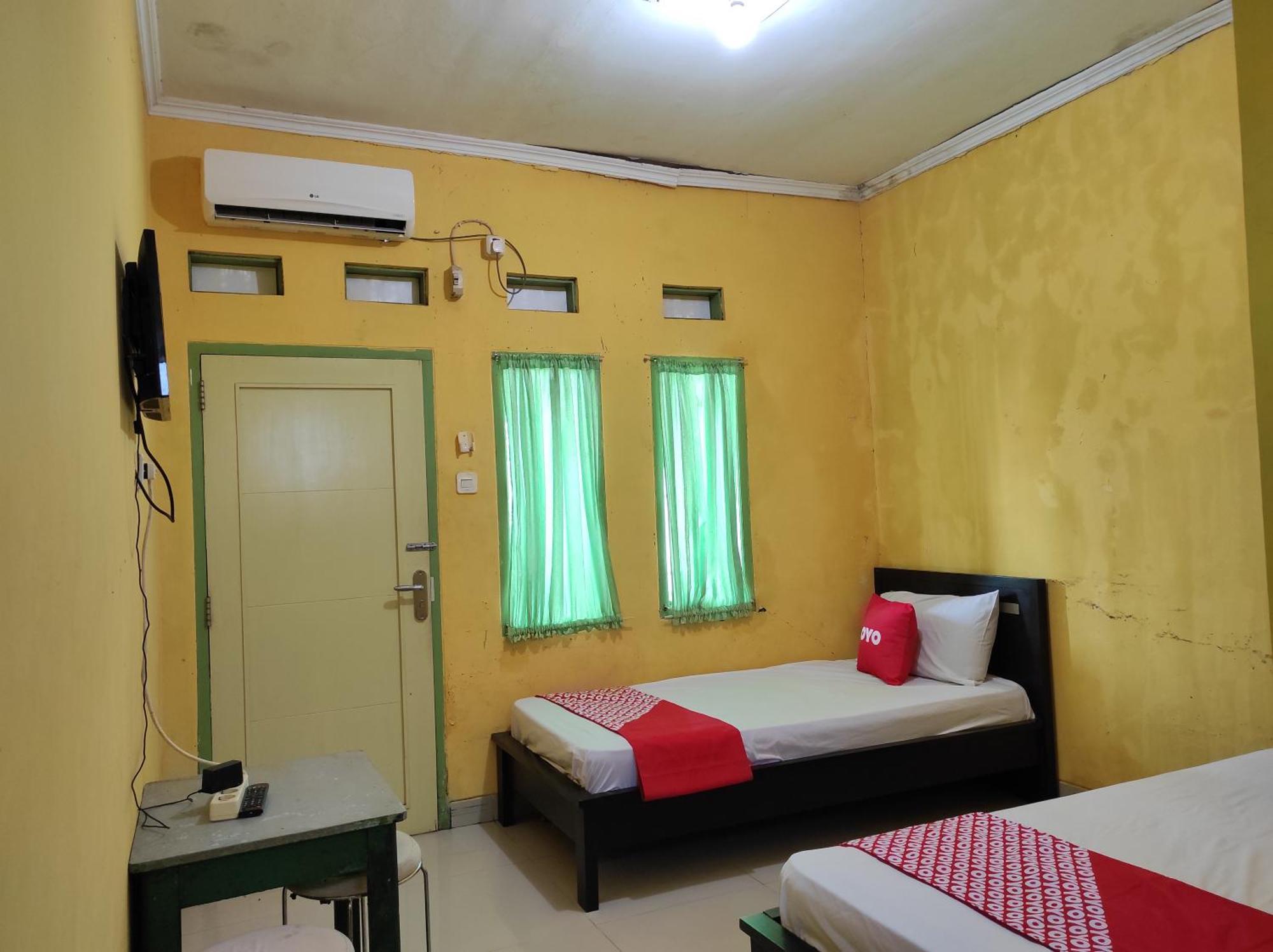 Oyo 90333 Wisma Tenang Jaya Syariah Majalengka Esterno foto