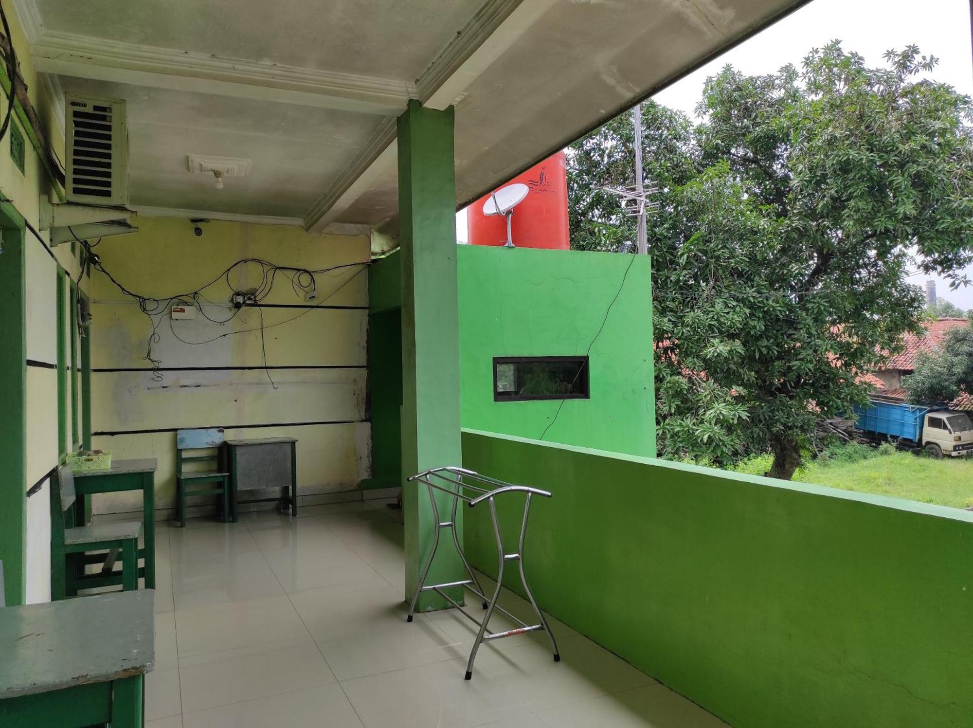 Oyo 90333 Wisma Tenang Jaya Syariah Majalengka Esterno foto